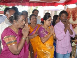 Duniya vijay family photo: with wife nagarathna and children