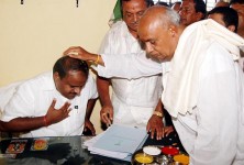 H d kumaraswamy with father hd deve gowda