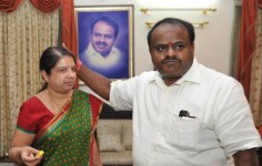 H d kumaraswamy with wife anitha