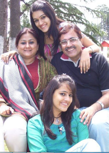 kriti sanon family: childhood photo: Rahul Sanon(father), Geeta Sanon(Mother), Nupur sanon(sister)
