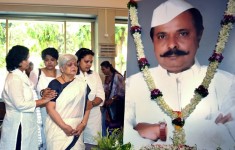 Sadashiv amrapurkar's wife and daughters